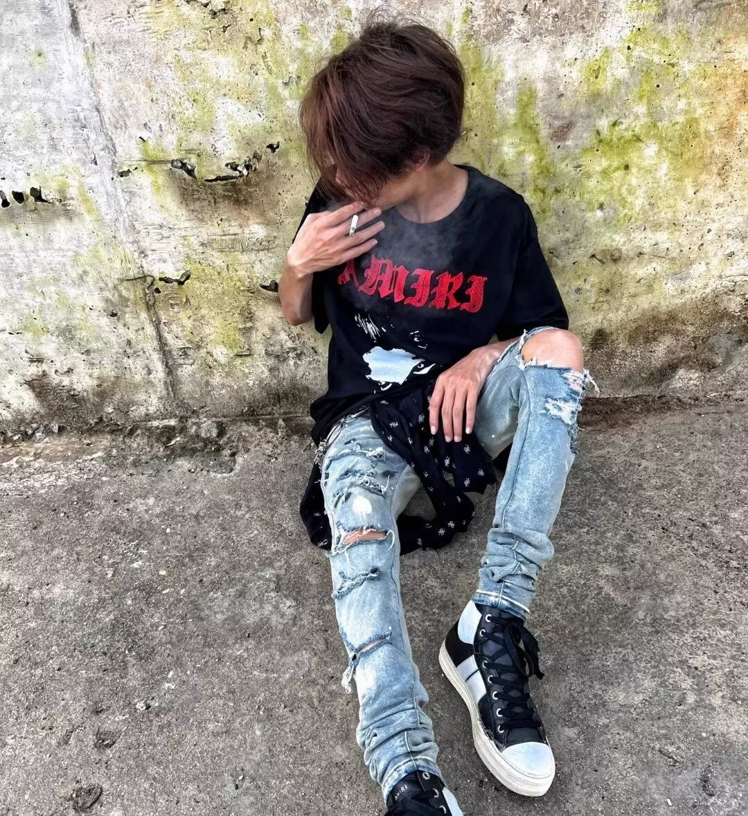 🛒购物价：60💰[原版牛仔裤,原标吊牌独家工作室新款]春秋新款牛仔裤.原厂原布原洗水！进口原版水洗弹力面料进口原版水洗弹力水洗面料，弱饱和度的中灰色在炒砂洗水测试中特别难把握，复杂的手工艺叠加，任何一个洗水环节多停留几秒都会变成完全不一样的颜色效果，所以越加珍贵，特别持久、耐味…… 选用上乘的丹宁弹力质感，真皮皮牌、高定的金属辅料……打造出独特及原创的牛仔裤款型！ 后袋三角经典logo，原版五金辅料，版型超正，舒适透气，档次极高，专柜品质，上身帅气.................................................................尺码： 28-36