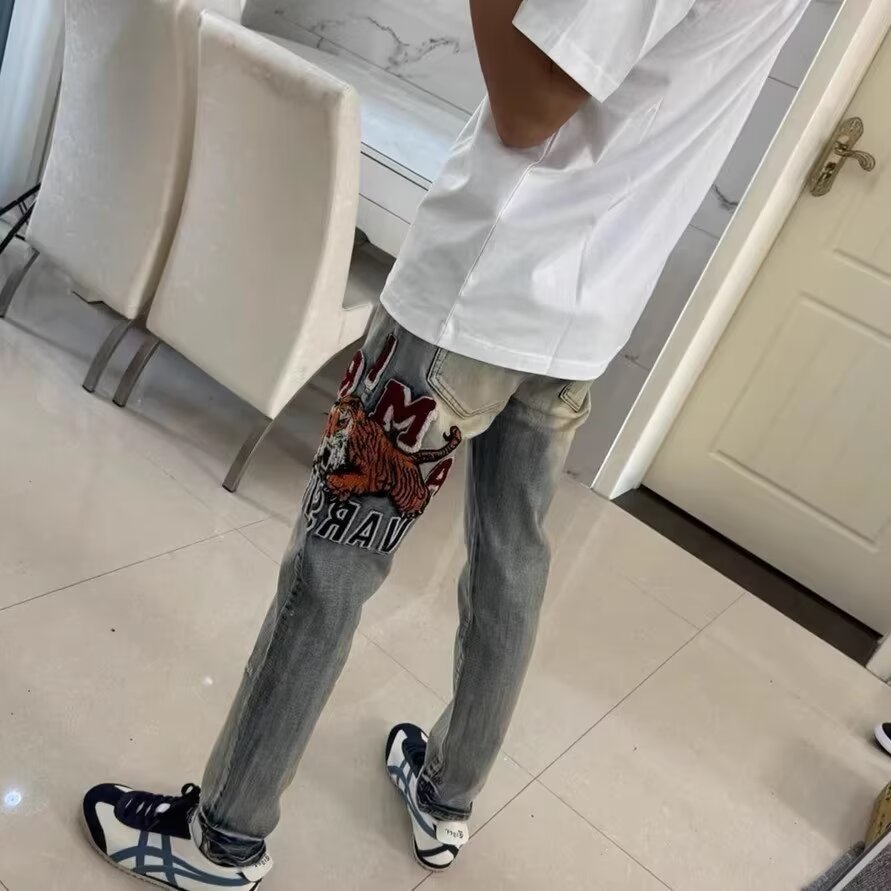 🛒购物价：60💰[原版牛仔裤,原标吊牌独家工作室新款]春秋新款牛仔裤.原厂原布原洗水！进口原版水洗弹力面料进口原版水洗弹力水洗面料，弱饱和度的中灰色在炒砂洗水测试中特别难把握，复杂的手工艺叠加，任何一个洗水环节多停留几秒都会变成完全不一样的颜色效果，所以越加珍贵，特别持久、耐味…… 选用上乘的丹宁弹力质感，真皮皮牌、高定的金属辅料……打造出独特及原创的牛仔裤款型！ 后袋三角经典logo，原版五金辅料，版型超正，舒适透气，档次极高，专柜品质，上身帅气.................................................................尺码： 28-36