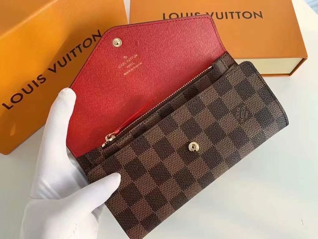P125Josephine 钱夹以路易威登的首款钱夹为设计灵感，采用柔软的 Monogram 帆布制成，并衬以颜色鲜艳的内衬，令品牌经典设计流露别样俏丽时尚之美。 长而扁平的造型使其可以轻松地放入任何口袋或手袋中。型号：M60708   尺寸：19/10.