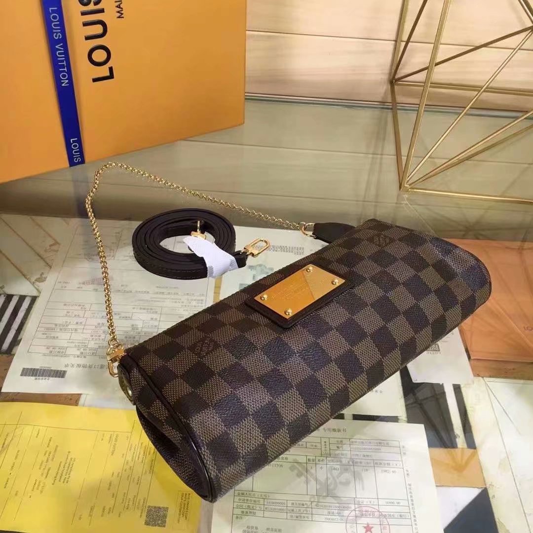 P165EVA 手袋 M95567/55213/55214以 Damier 帆布制成的Eva手袋为时尚女性提供了一系列可供选择的衣橱精品。它可作为手包拎提，也可肩背，是一款理想的晚装包。若斜挎使用，则彰显休闲气息。尺寸:25x13x4cm