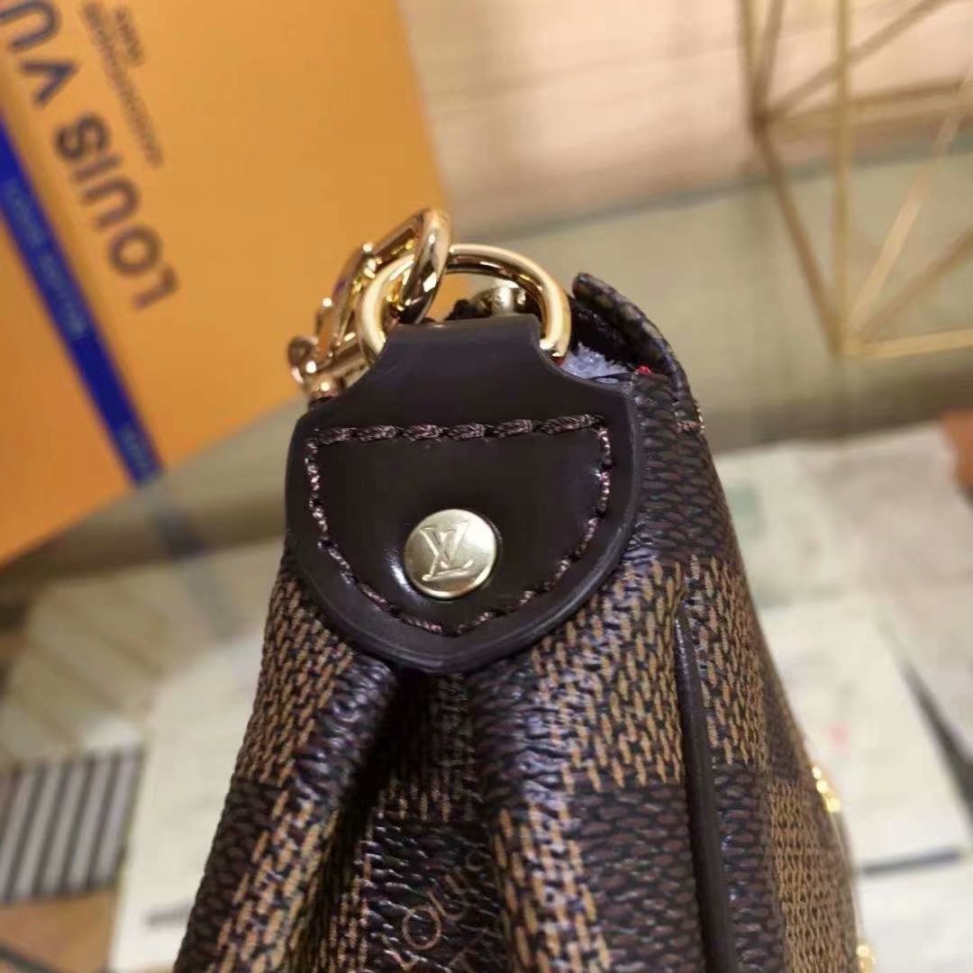 P165EVA 手袋 M95567/55213/55214以 Damier 帆布制成的Eva手袋为时尚女性提供了一系列可供选择的衣橱精品。它可作为手包拎提，也可肩背，是一款理想的晚装包。若斜挎使用，则彰显休闲气息。尺寸:25x13x4cm