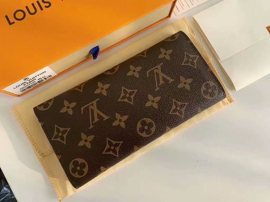 P125Josephine 钱夹以路易威登的首款钱夹为设计灵感，采用柔软的 Monogram 帆布制成，并衬以颜色鲜艳的内衬，令品牌经典设计流露别样俏丽时尚之美。 长而扁平的造型使其可以轻松地放入任何口袋或手袋中。型号：M60708   尺寸：19/10.