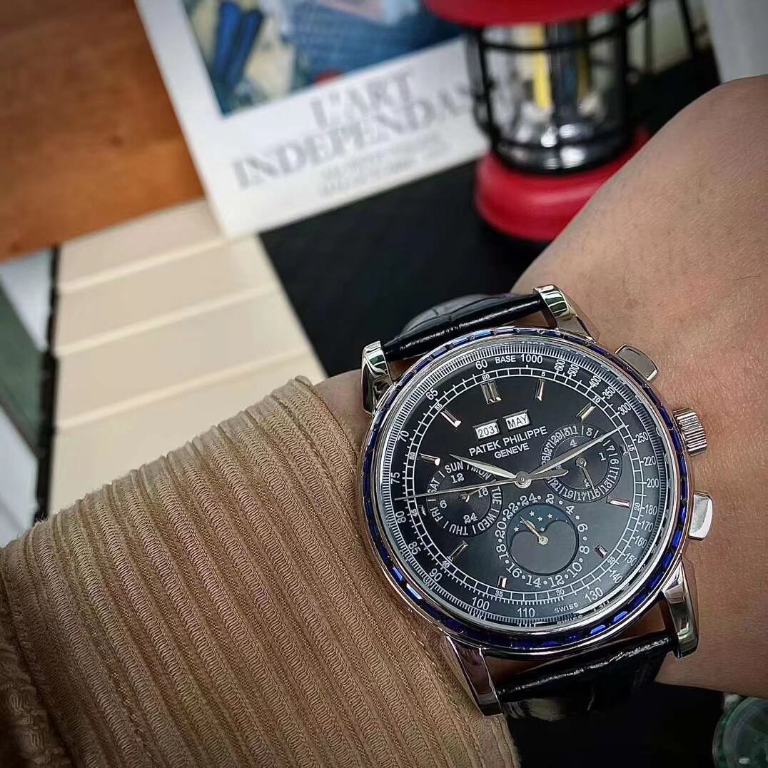 NO:714972,White case, rose gold. Patek Philippe was founded in 1839. As the last independent watchmaker in Geneva, the carved case Shenlong Engraved Watch P launched this time is not only to show its exquisite workmanship, nor to highlight its status as a 'blue-blood aristocrat' in the watch, but because of its classic advertisement 'No one can own a Patek Philippe just to keep it for the next generation.' Size 43x13 The best luxury recommendation for gifts, please look for exclusive quality, patek philippe19860909白壳,玫瑰金 百达翡丽创立于1839年,作为日内瓦最后一家独立制表商,此次推出的雕花表壳神龙雕刻面腕表P已经不单单是为了体现其做工多精良,也不是为了突出手表中的“蓝血贵族”地位,而是在于其一句经典广告“没有人能拥有百达翡丽只不过为了下一代保管而已”.尺寸43x13 送礼最佳奢华推荐请认准独家品质,,patek philippe,Watch