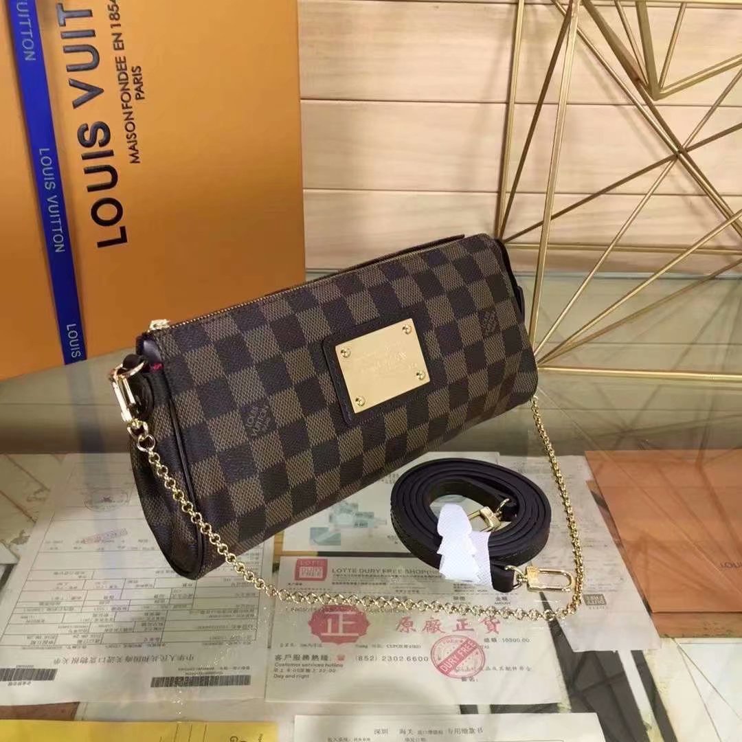 P165EVA 手袋 M95567/55213/55214以 Damier 帆布制成的Eva手袋为时尚女性提供了一系列可供选择的衣橱精品。它可作为手包拎提，也可肩背，是一款理想的晚装包。若斜挎使用，则彰显休闲气息。尺寸:25x13x4cm