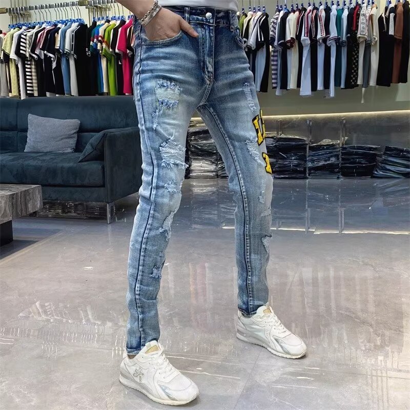🛒购物价：60💰[原版牛仔裤,原标吊牌独家工作室新款]春秋新款牛仔裤.原厂原布原洗水！进口原版水洗弹力面料进口原版水洗弹力水洗面料，弱饱和度的中灰色在炒砂洗水测试中特别难把握，复杂的手工艺叠加，任何一个洗水环节多停留几秒都会变成完全不一样的颜色效果，所以越加珍贵，特别持久、耐味…… 选用上乘的丹宁弹力质感，真皮皮牌、高定的金属辅料……打造出独特及原创的牛仔裤款型！ 后袋三角经典logo，原版五金辅料，版型超正，舒适透气，档次极高，专柜品质，上身帅气.................................................................尺码： 28-36