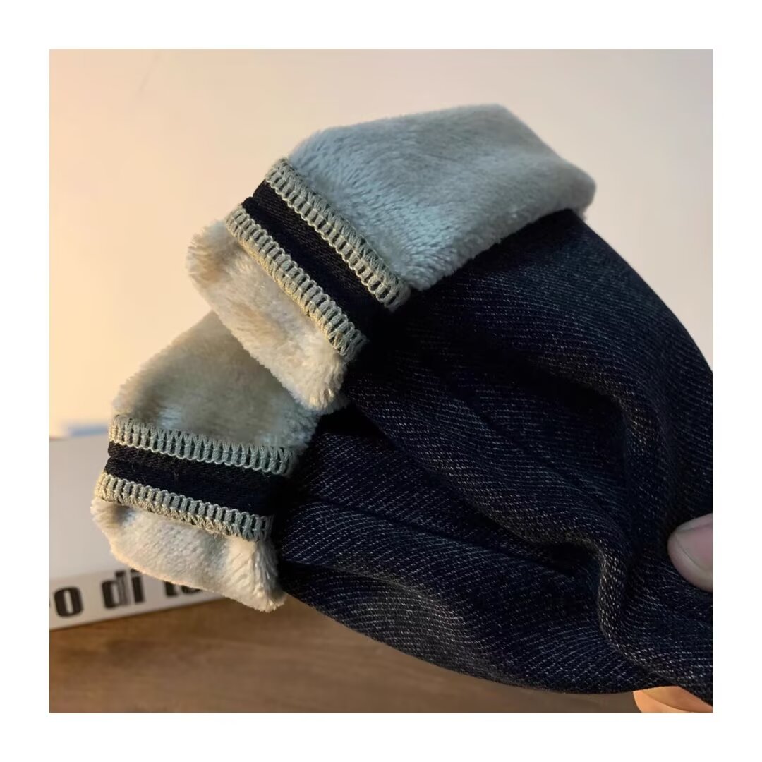 🛒购物价：60💰[原版牛仔裤,原标吊牌独家工作室新款]春秋新款牛仔裤.原厂原布原洗水！进口原版水洗弹力面料进口原版水洗弹力水洗面料，弱饱和度的中灰色在炒砂洗水测试中特别难把握，复杂的手工艺叠加，任何一个洗水环节多停留几秒都会变成完全不一样的颜色效果，所以越加珍贵，特别持久、耐味…… 选用上乘的丹宁弹力质感，真皮皮牌、高定的金属辅料……打造出独特及原创的牛仔裤款型！ 后袋三角经典logo，原版五金辅料，版型超正，舒适透气，档次极高，专柜品质，上身帅气.................................................................尺码： 28-36