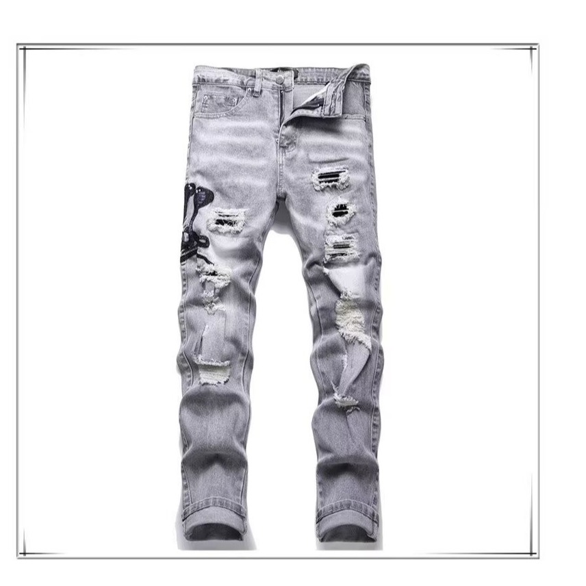 🛒购物价：60💰[原版牛仔裤,原标吊牌独家工作室新款]春秋新款牛仔裤.原厂原布原洗水！进口原版水洗弹力面料进口原版水洗弹力水洗面料，弱饱和度的中灰色在炒砂洗水测试中特别难把握，复杂的手工艺叠加，任何一个洗水环节多停留几秒都会变成完全不一样的颜色效果，所以越加珍贵，特别持久、耐味…… 选用上乘的丹宁弹力质感，真皮皮牌、高定的金属辅料……打造出独特及原创的牛仔裤款型！ 后袋三角经典logo，原版五金辅料，版型超正，舒适透气，档次极高，专柜品质，上身帅气.................................................................尺码： 28-36