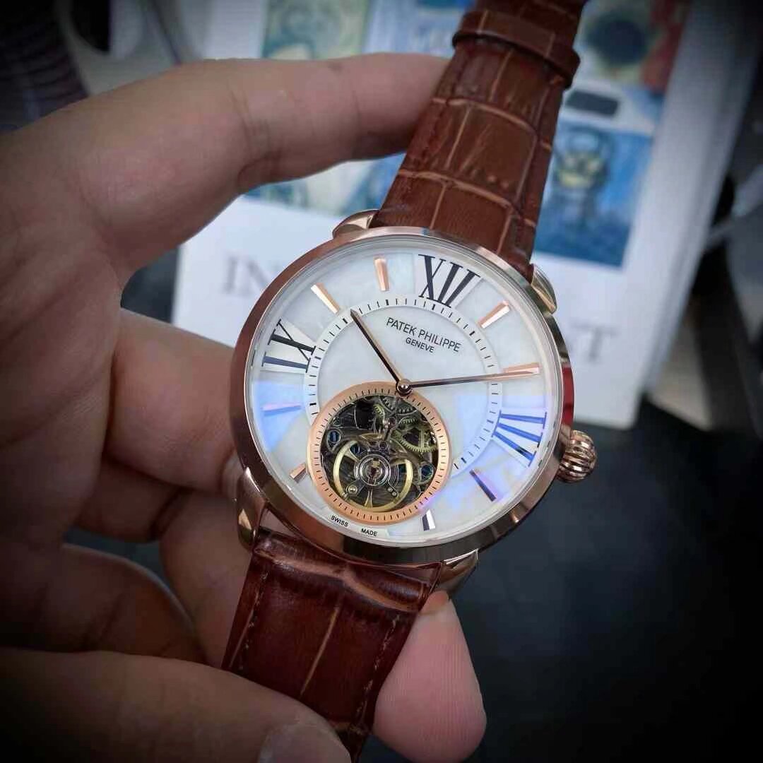 品牌: 百达翡丽(贝壳飞轮新品，商务休闲）奢华大气类型：精品男士腕表（新品）表带：真牛皮表带(舒适)/316L精钢表带(耐用)机芯:高级机械机芯（稳定）材料：矿物质防刮镜面（高清，耐磨）大气爆款 豪情风格 腕间瑰宝  匠心独蕴  尺寸：直径43mm厚度13mm热卖上市！
