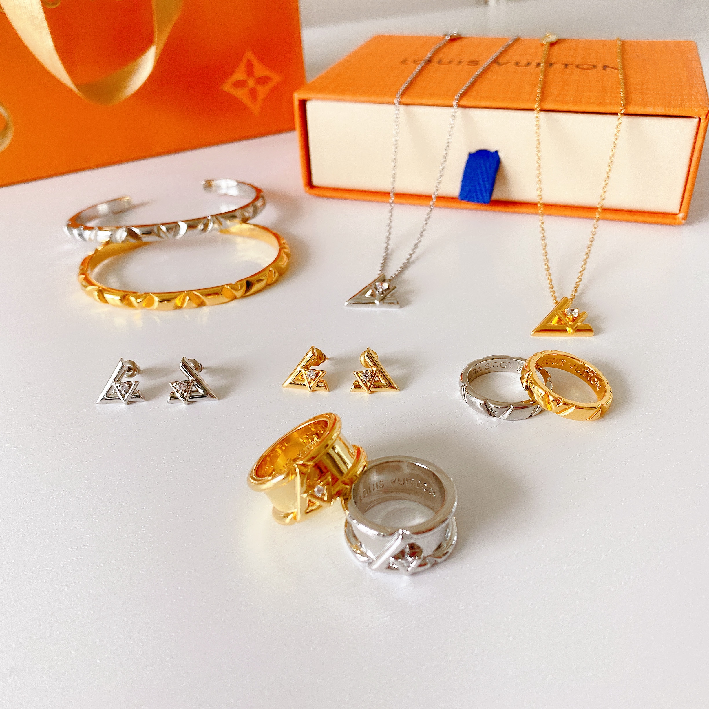 💕春日换新季💕💰120 LV22 LV23字手镯!