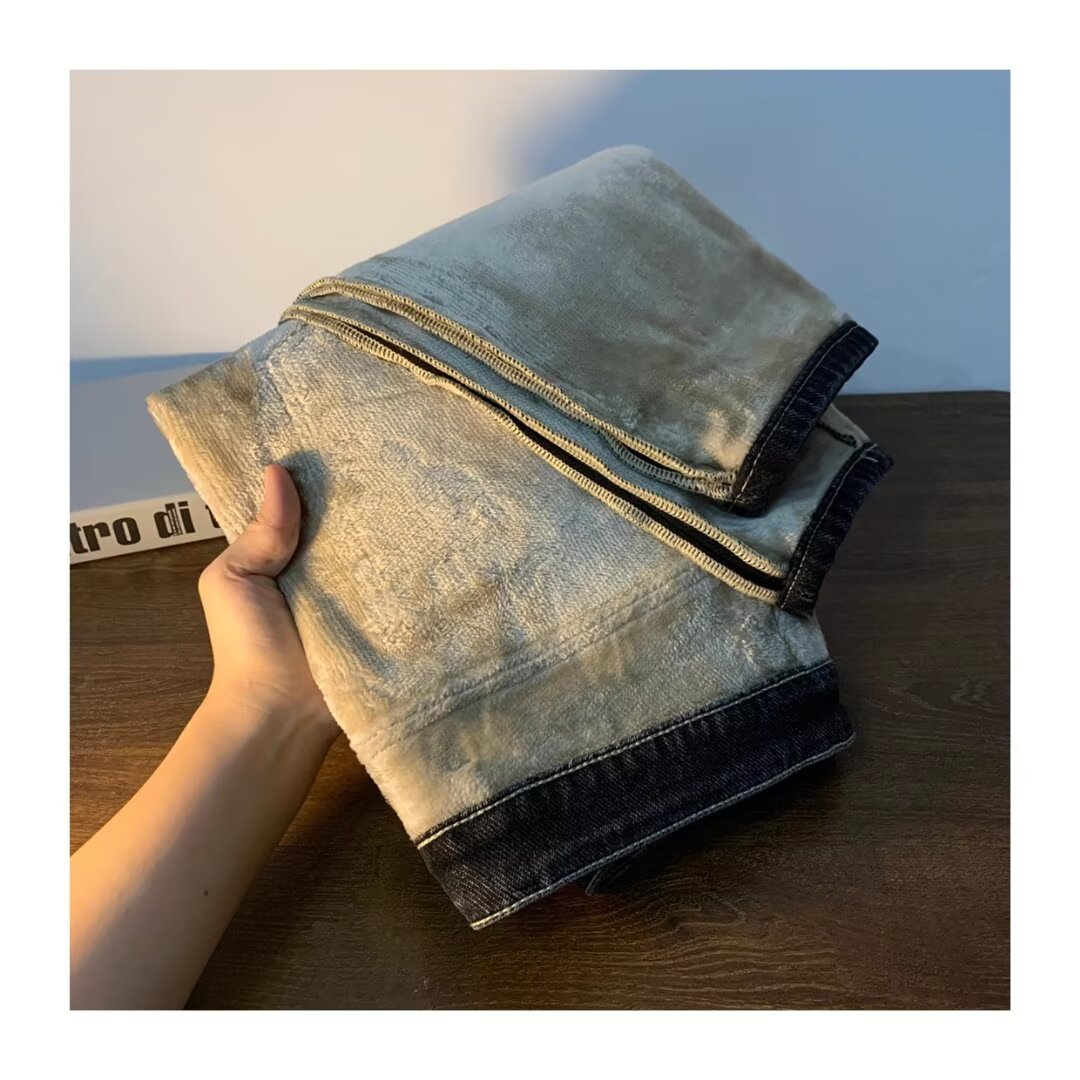 🛒购物价：60💰[原版牛仔裤,原标吊牌独家工作室新款]春秋新款牛仔裤.原厂原布原洗水！进口原版水洗弹力面料进口原版水洗弹力水洗面料，弱饱和度的中灰色在炒砂洗水测试中特别难把握，复杂的手工艺叠加，任何一个洗水环节多停留几秒都会变成完全不一样的颜色效果，所以越加珍贵，特别持久、耐味…… 选用上乘的丹宁弹力质感，真皮皮牌、高定的金属辅料……打造出独特及原创的牛仔裤款型！ 后袋三角经典logo，原版五金辅料，版型超正，舒适透气，档次极高，专柜品质，上身帅气.................................................................尺码： 28-36