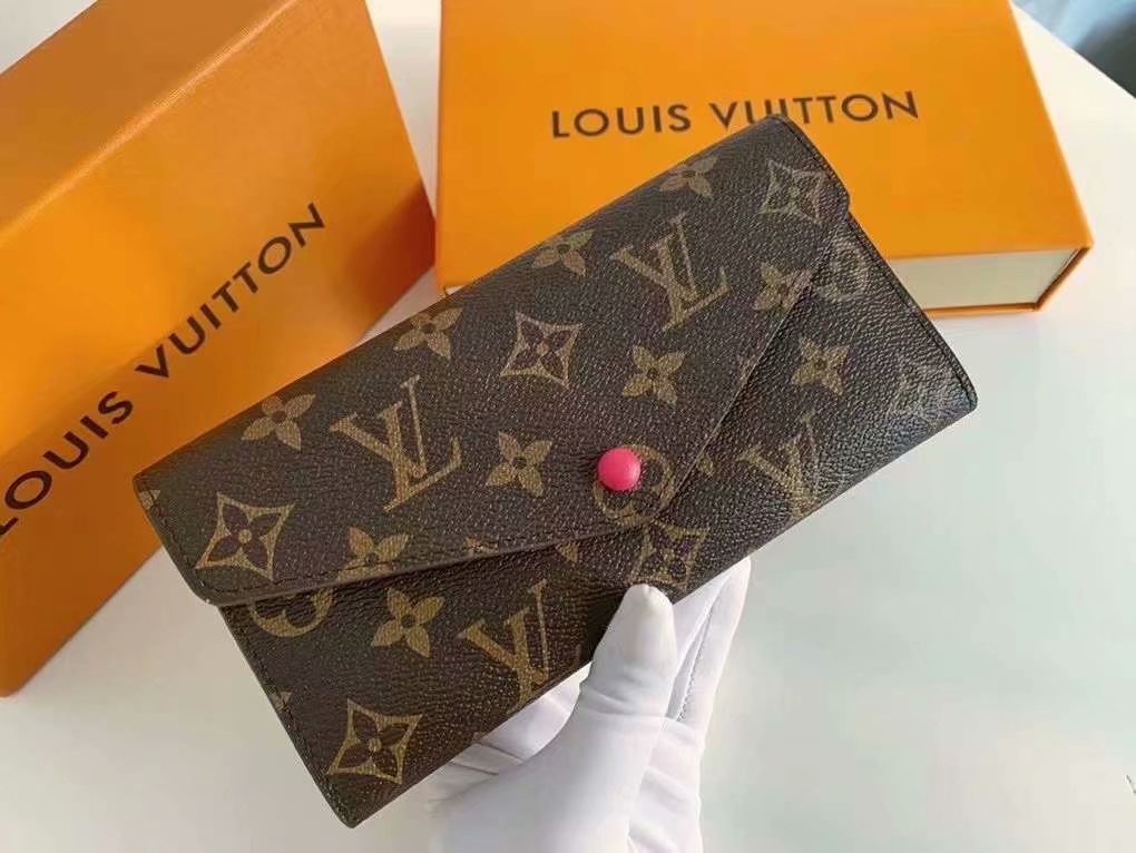 P125Josephine 钱夹以路易威登的首款钱夹为设计灵感，采用柔软的 Monogram 帆布制成，并衬以颜色鲜艳的内衬，令品牌经典设计流露别样俏丽时尚之美。 长而扁平的造型使其可以轻松地放入任何口袋或手袋中。型号：M60708   尺寸：19/10.