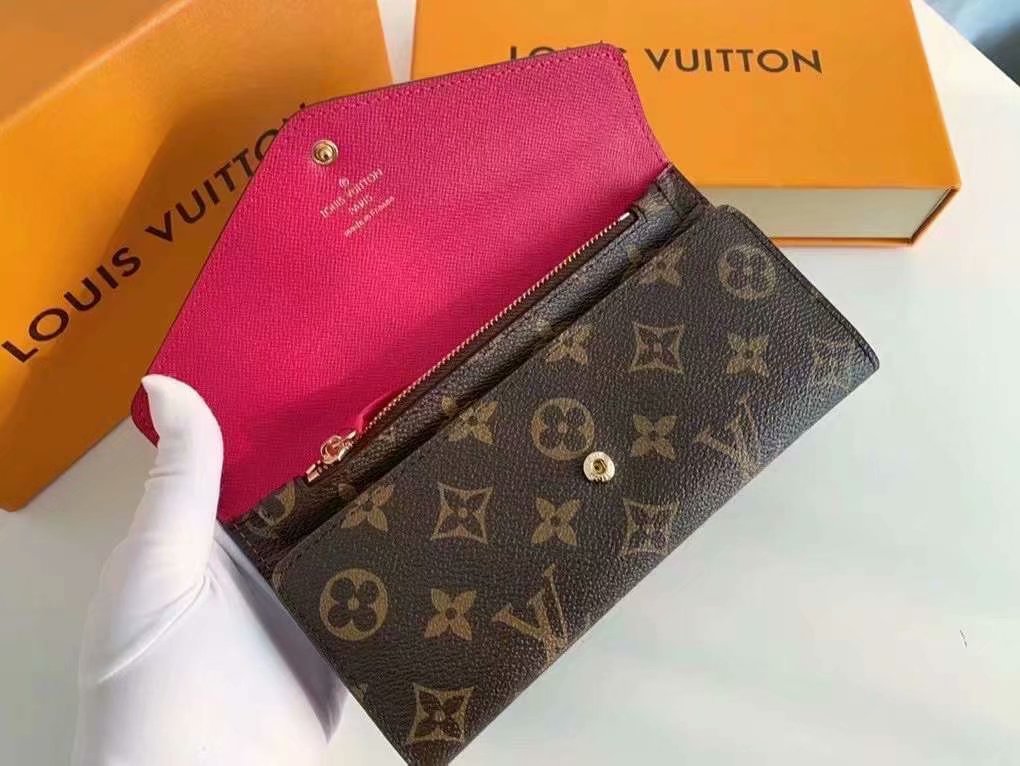 P125Josephine 钱夹以路易威登的首款钱夹为设计灵感，采用柔软的 Monogram 帆布制成，并衬以颜色鲜艳的内衬，令品牌经典设计流露别样俏丽时尚之美。 长而扁平的造型使其可以轻松地放入任何口袋或手袋中。型号：M60708   尺寸：19/10.