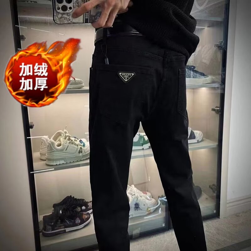 「极品牛仔裤」售价:62💰 ➕绒 鼎级正确版本▪️奢侈品牛仔裤,实图如不一致送▪️顶级复刻,原标吊牌高版 新素材图建议工作室
春秋新款牛仔裤
只做精品 看面料 看做工 看细节
原厂原布原洗水!进口原版水洗弹力面料进口原版水洗弹力水洗面料,弱饱和度的中灰色在炒砂洗水测试中特别难把握,复杂的手工艺叠加,任何一个洗水环节多停留几秒都会变成完全不一样的颜色效果,所以越加珍贵,特别持久、耐味…… 选用上乘的丹宁弹力质感,真皮皮牌、高定的金属辅料……打造出独特及原创的牛仔裤款型! 后袋三角经典logo,原版五金辅料,版型超正,舒适透气,档次极高,专柜品质,上身帅气................................................................. 28-36 CY200 CY230黑色 CY242
