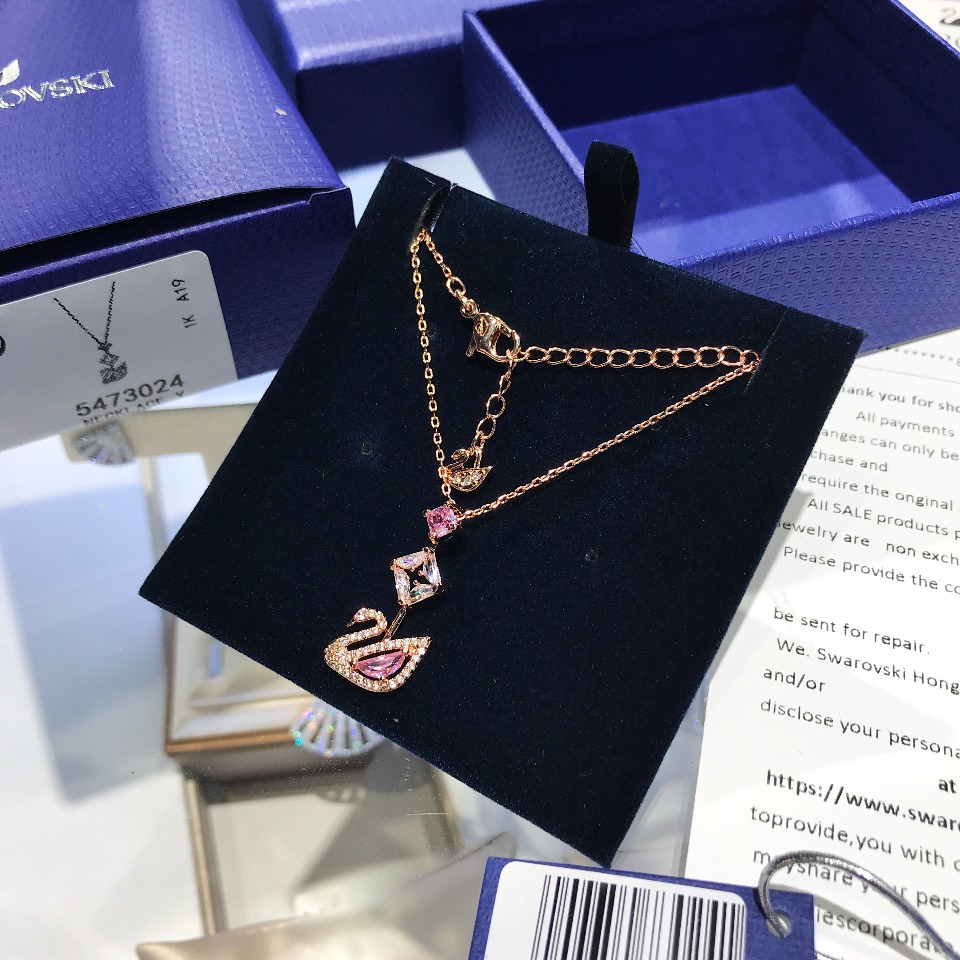 【5️⃣2️⃣0️⃣礼物】💰70 🎈施华洛🎈DAZZLING SWAN 柔美天鹅 女项链 送女友礼物，浪漫天鹅，洋溢颈间的雅致光韵。