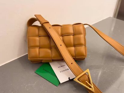 Bottega Veneta Bv Ace Model 2023 Autumn and Winter New Cassette Medium Sheepskin Pillow Bag