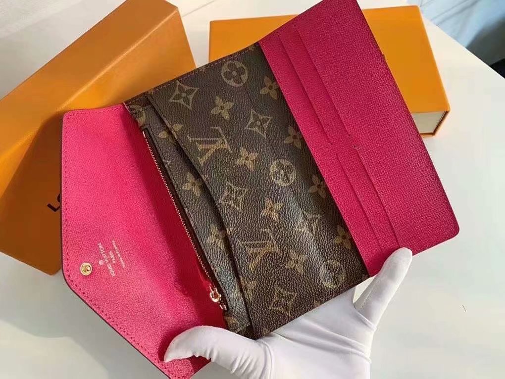 P125Josephine 钱夹以路易威登的首款钱夹为设计灵感，采用柔软的 Monogram 帆布制成，并衬以颜色鲜艳的内衬，令品牌经典设计流露别样俏丽时尚之美。 长而扁平的造型使其可以轻松地放入任何口袋或手袋中。型号：M60708   尺寸：19/10.