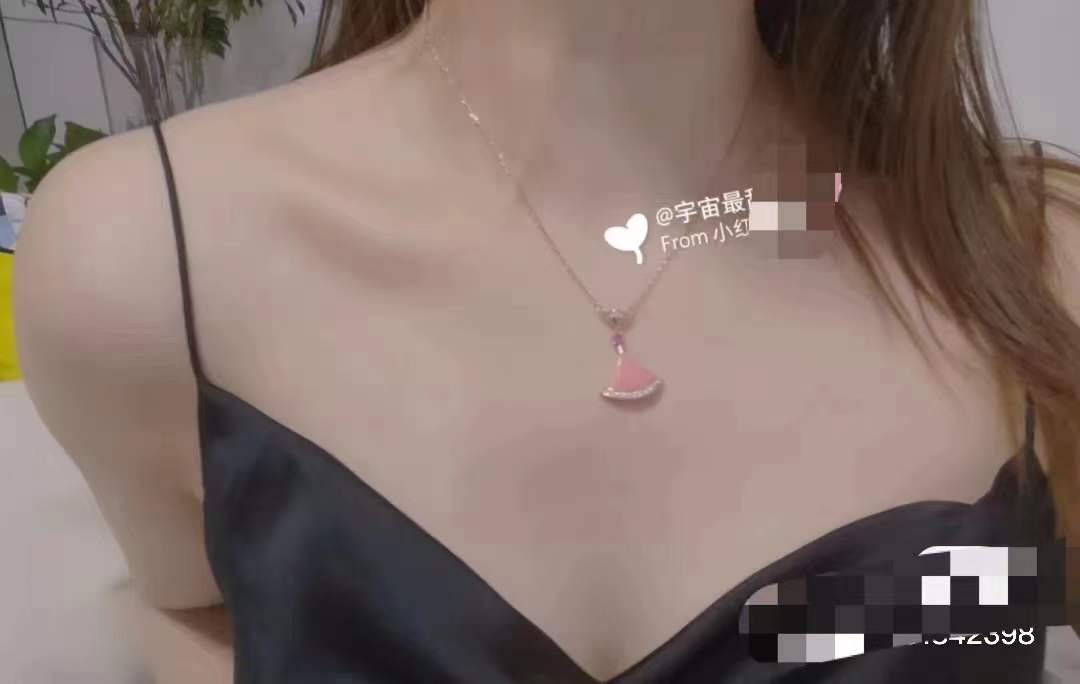 P110 宝格丽粉红色蛋白石裙子项链 
扇形扇子项链通体925纯银电镀18K玫瑰金材质,原扣带logo镶嵌粉红色蛋白石和颗粉红色蓝宝石🦊饰以密镶钻粉嫩的颜色配上粉嫩美人的你，DREAM系列项链体现意式优雅魅力,精致吊坠饰以扇形图案特别镶嵌精美粉红色宝石,象征浓浓爱意,是为庆祝七夕情人节打造的特别款。