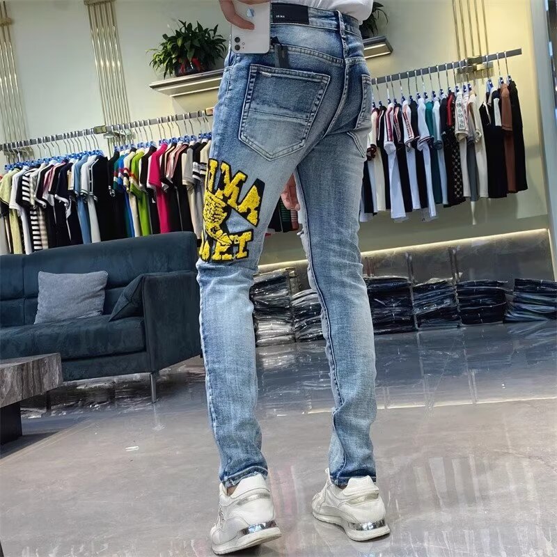 🛒购物价：60💰[原版牛仔裤,原标吊牌独家工作室新款]春秋新款牛仔裤.原厂原布原洗水！进口原版水洗弹力面料进口原版水洗弹力水洗面料，弱饱和度的中灰色在炒砂洗水测试中特别难把握，复杂的手工艺叠加，任何一个洗水环节多停留几秒都会变成完全不一样的颜色效果，所以越加珍贵，特别持久、耐味…… 选用上乘的丹宁弹力质感，真皮皮牌、高定的金属辅料……打造出独特及原创的牛仔裤款型！ 后袋三角经典logo，原版五金辅料，版型超正，舒适透气，档次极高，专柜品质，上身帅气.................................................................尺码： 28-36