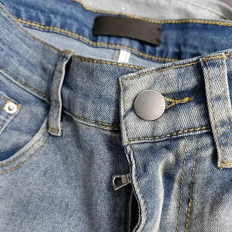 🛒购物价：60💰[原版牛仔裤,原标吊牌独家工作室新款]春秋新款牛仔裤.原厂原布原洗水！进口原版水洗弹力面料进口原版水洗弹力水洗面料，弱饱和度的中灰色在炒砂洗水测试中特别难把握，复杂的手工艺叠加，任何一个洗水环节多停留几秒都会变成完全不一样的颜色效果，所以越加珍贵，特别持久、耐味…… 选用上乘的丹宁弹力质感，真皮皮牌、高定的金属辅料……打造出独特及原创的牛仔裤款型！ 后袋三角经典logo，原版五金辅料，版型超正，舒适透气，档次极高，专柜品质，上身帅气.................................................................尺码： 28-36