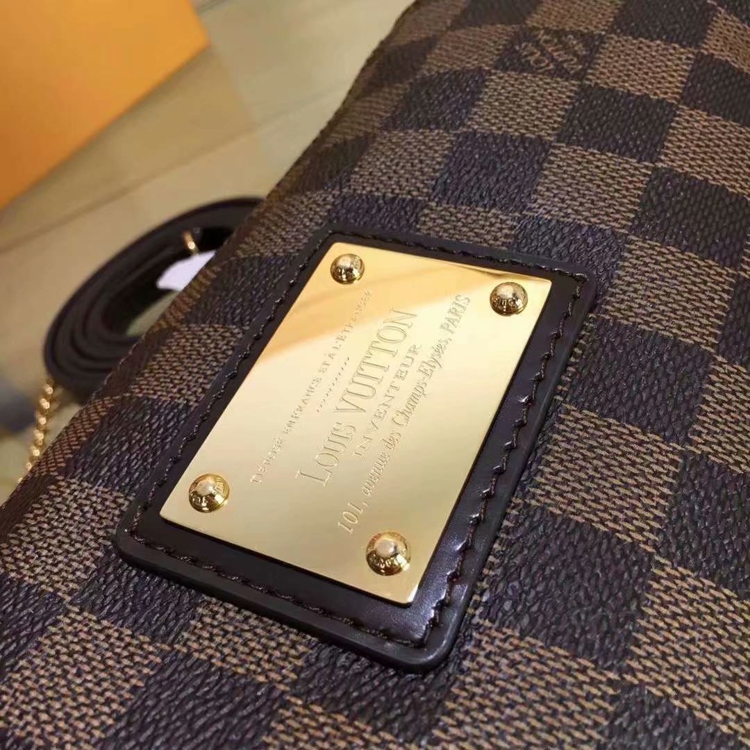 P165EVA 手袋 M95567/55213/55214以 Damier 帆布制成的Eva手袋为时尚女性提供了一系列可供选择的衣橱精品。它可作为手包拎提，也可肩背，是一款理想的晚装包。若斜挎使用，则彰显休闲气息。尺寸:25x13x4cm