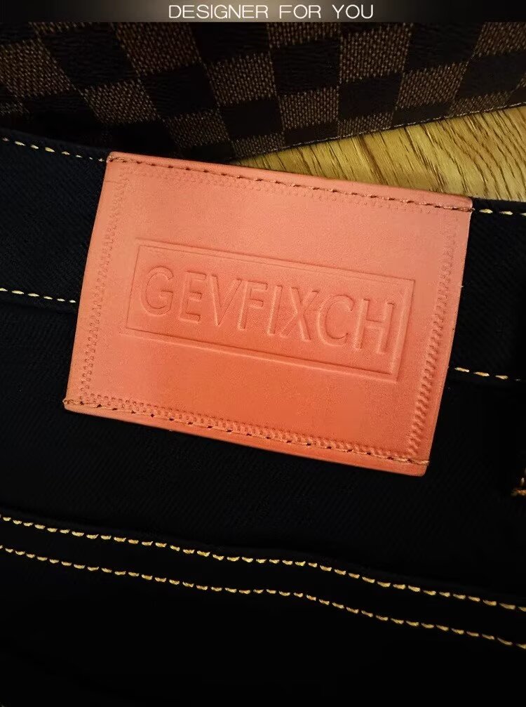 🛒购物价：60💰[原版牛仔裤,原标吊牌独家工作室新款]春秋新款牛仔裤.原厂原布原洗水！进口原版水洗弹力面料进口原版水洗弹力水洗面料，弱饱和度的中灰色在炒砂洗水测试中特别难把握，复杂的手工艺叠加，任何一个洗水环节多停留几秒都会变成完全不一样的颜色效果，所以越加珍贵，特别持久、耐味…… 选用上乘的丹宁弹力质感，真皮皮牌、高定的金属辅料……打造出独特及原创的牛仔裤款型！ 后袋三角经典logo，原版五金辅料，版型超正，舒适透气，档次极高，专柜品质，上身帅气.................................................................尺码： 28-36