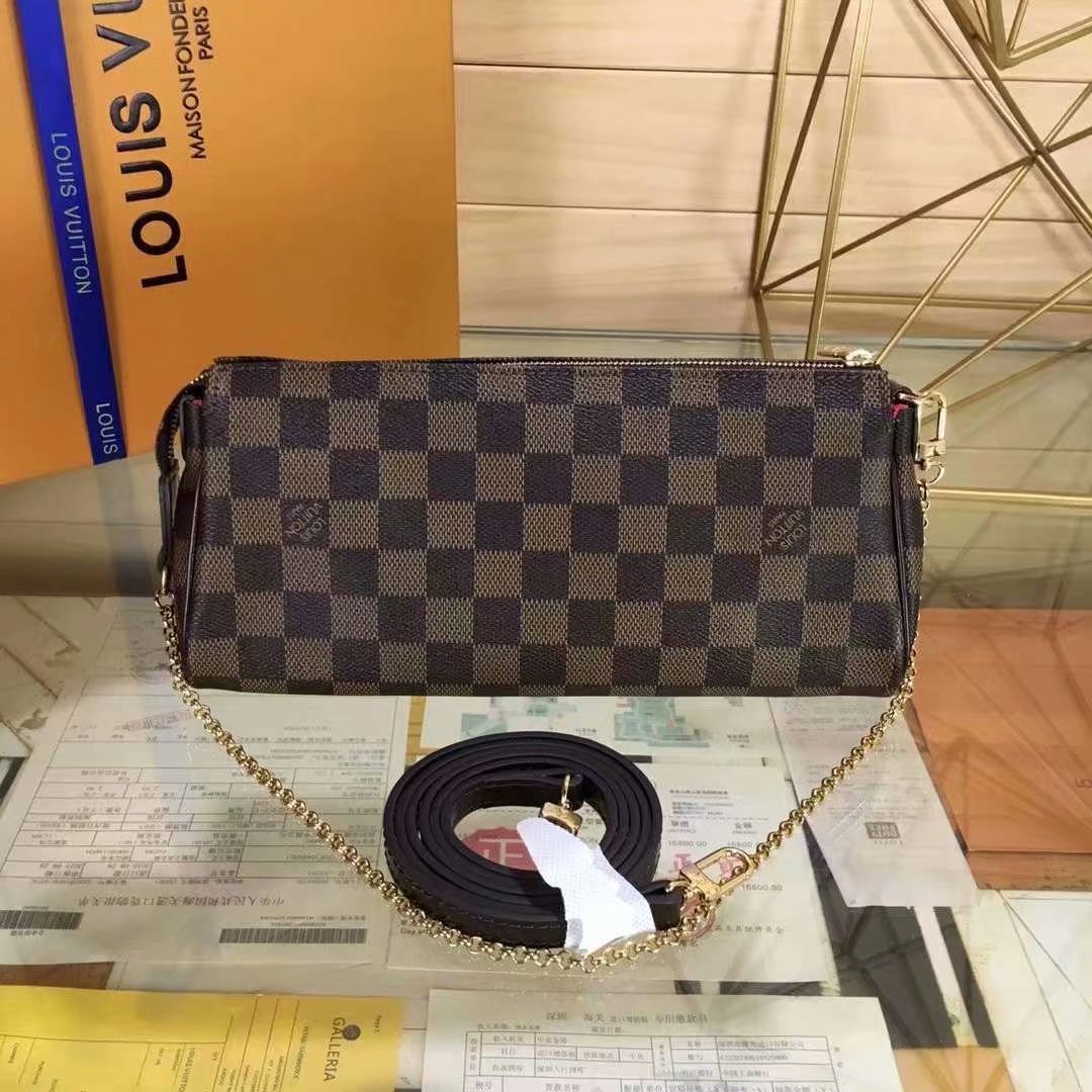 P165EVA 手袋 M95567/55213/55214以 Damier 帆布制成的Eva手袋为时尚女性提供了一系列可供选择的衣橱精品。它可作为手包拎提，也可肩背，是一款理想的晚装包。若斜挎使用，则彰显休闲气息。尺寸:25x13x4cm