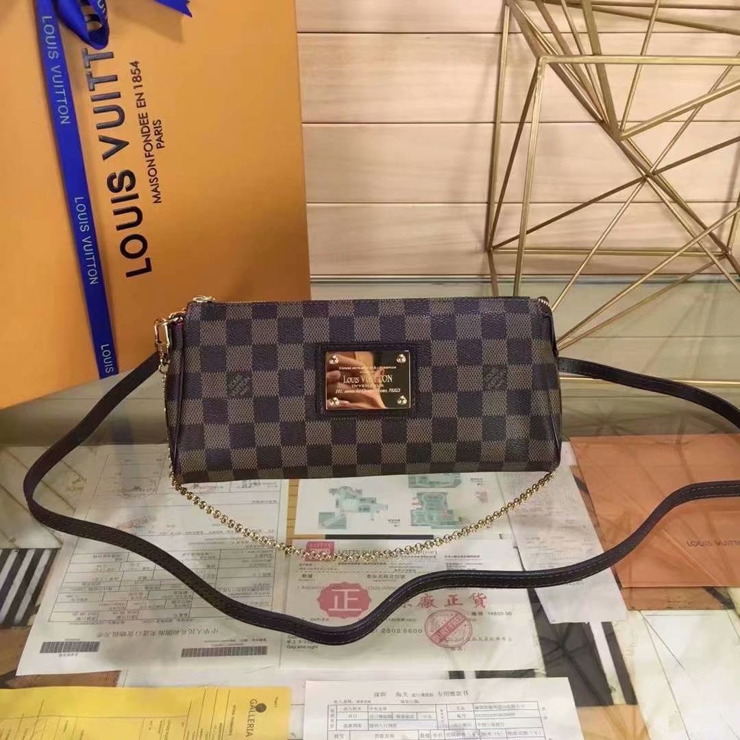 P165EVA 手袋 M95567/55213/55214以 Damier 帆布制成的Eva手袋为时尚女性提供了一系列可供选择的衣橱精品。它可作为手包拎提，也可肩背，是一款理想的晚装包。若斜挎使用，则彰显休闲气息。尺寸:25x13x4cm