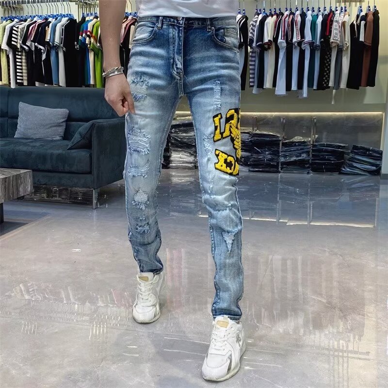 🛒购物价：60💰[原版牛仔裤,原标吊牌独家工作室新款]春秋新款牛仔裤.原厂原布原洗水！进口原版水洗弹力面料进口原版水洗弹力水洗面料，弱饱和度的中灰色在炒砂洗水测试中特别难把握，复杂的手工艺叠加，任何一个洗水环节多停留几秒都会变成完全不一样的颜色效果，所以越加珍贵，特别持久、耐味…… 选用上乘的丹宁弹力质感，真皮皮牌、高定的金属辅料……打造出独特及原创的牛仔裤款型！ 后袋三角经典logo，原版五金辅料，版型超正，舒适透气，档次极高，专柜品质，上身帅气.................................................................尺码： 28-36