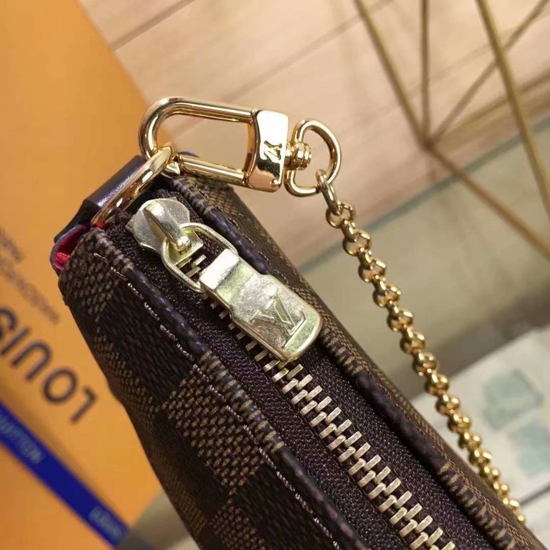 P165EVA 手袋 M95567/55213/55214以 Damier 帆布制成的Eva手袋为时尚女性提供了一系列可供选择的衣橱精品。它可作为手包拎提，也可肩背，是一款理想的晚装包。若斜挎使用，则彰显休闲气息。尺寸:25x13x4cm