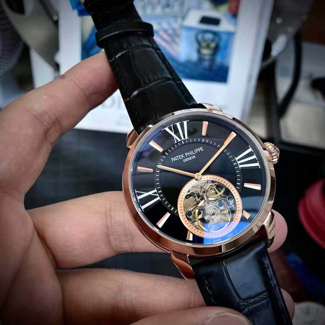 品牌: 百达翡丽(贝壳飞轮新品，商务休闲）奢华大气类型：精品男士腕表（新品）表带：真牛皮表带(舒适)/316L精钢表带(耐用)机芯:高级机械机芯（稳定）材料：矿物质防刮镜面（高清，耐磨）大气爆款 豪情风格 腕间瑰宝  匠心独蕴  尺寸：直径43mm厚度13mm热卖上市！