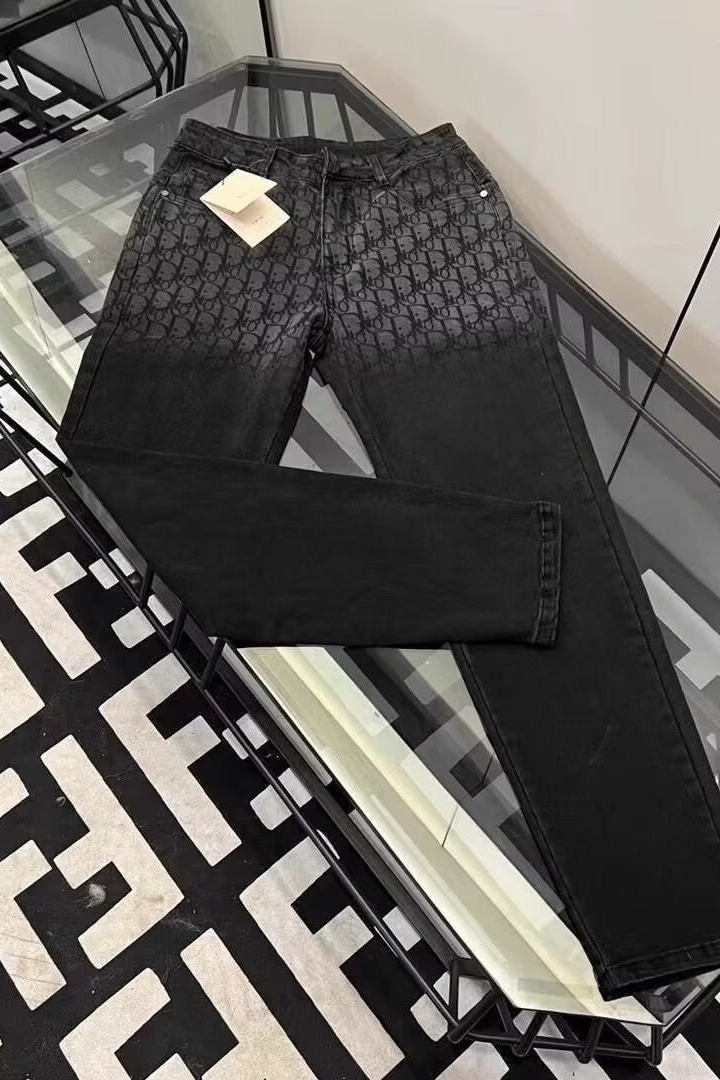 🛒购物价：60💰[原版牛仔裤,原标吊牌独家工作室新款]春秋新款牛仔裤.原厂原布原洗水！进口原版水洗弹力面料进口原版水洗弹力水洗面料，弱饱和度的中灰色在炒砂洗水测试中特别难把握，复杂的手工艺叠加，任何一个洗水环节多停留几秒都会变成完全不一样的颜色效果，所以越加珍贵，特别持久、耐味…… 选用上乘的丹宁弹力质感，真皮皮牌、高定的金属辅料……打造出独特及原创的牛仔裤款型！ 后袋三角经典logo，原版五金辅料，版型超正，舒适透气，档次极高，专柜品质，上身帅气.................................................................尺码： 28-36