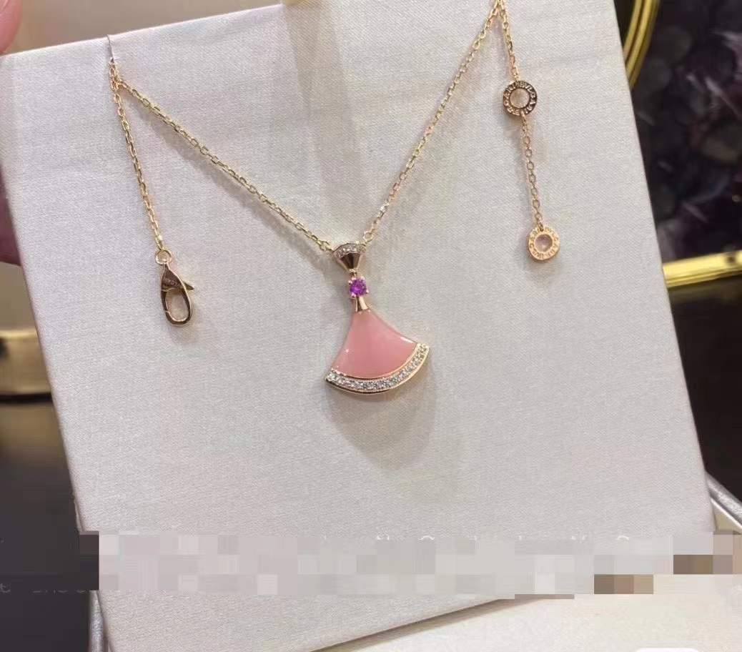 P110 宝格丽粉红色蛋白石裙子项链 
扇形扇子项链通体925纯银电镀18K玫瑰金材质,原扣带logo镶嵌粉红色蛋白石和颗粉红色蓝宝石🦊饰以密镶钻粉嫩的颜色配上粉嫩美人的你，DREAM系列项链体现意式优雅魅力,精致吊坠饰以扇形图案特别镶嵌精美粉红色宝石,象征浓浓爱意,是为庆祝七夕情人节打造的特别款。