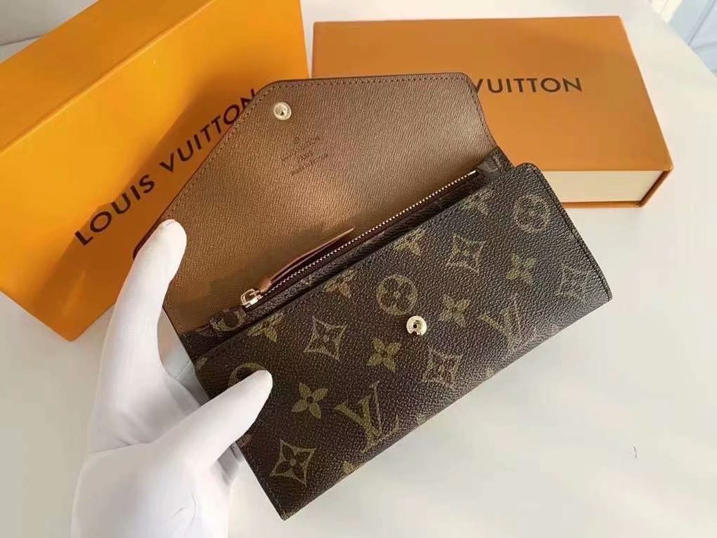P125Josephine 钱夹以路易威登的首款钱夹为设计灵感，采用柔软的 Monogram 帆布制成，并衬以颜色鲜艳的内衬，令品牌经典设计流露别样俏丽时尚之美。 长而扁平的造型使其可以轻松地放入任何口袋或手袋中。型号：M60708   尺寸：19/10.