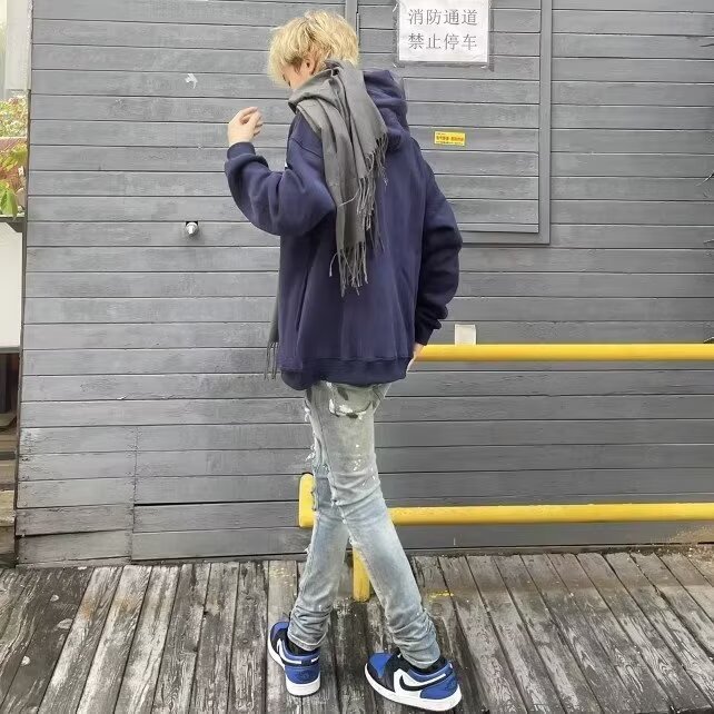🛒购物价：60💰[原版牛仔裤,原标吊牌独家工作室新款]春秋新款牛仔裤.原厂原布原洗水！进口原版水洗弹力面料进口原版水洗弹力水洗面料，弱饱和度的中灰色在炒砂洗水测试中特别难把握，复杂的手工艺叠加，任何一个洗水环节多停留几秒都会变成完全不一样的颜色效果，所以越加珍贵，特别持久、耐味…… 选用上乘的丹宁弹力质感，真皮皮牌、高定的金属辅料……打造出独特及原创的牛仔裤款型！ 后袋三角经典logo，原版五金辅料，版型超正，舒适透气，档次极高，专柜品质，上身帅气.................................................................尺码： 28-36