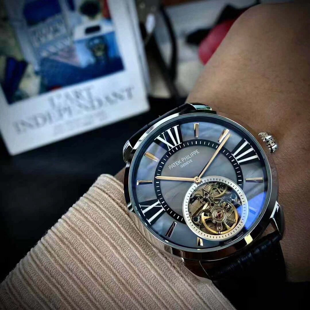 品牌: 百达翡丽(贝壳飞轮新品，商务休闲）奢华大气类型：精品男士腕表（新品）表带：真牛皮表带(舒适)/316L精钢表带(耐用)机芯:高级机械机芯（稳定）材料：矿物质防刮镜面（高清，耐磨）大气爆款 豪情风格 腕间瑰宝  匠心独蕴  尺寸：直径43mm厚度13mm热卖上市！