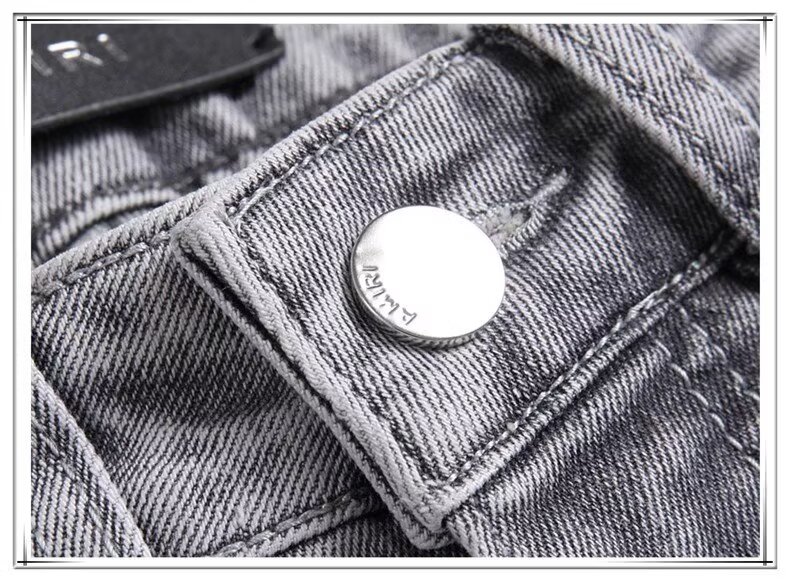 🛒购物价：60💰[原版牛仔裤,原标吊牌独家工作室新款]春秋新款牛仔裤.原厂原布原洗水！进口原版水洗弹力面料进口原版水洗弹力水洗面料，弱饱和度的中灰色在炒砂洗水测试中特别难把握，复杂的手工艺叠加，任何一个洗水环节多停留几秒都会变成完全不一样的颜色效果，所以越加珍贵，特别持久、耐味…… 选用上乘的丹宁弹力质感，真皮皮牌、高定的金属辅料……打造出独特及原创的牛仔裤款型！ 后袋三角经典logo，原版五金辅料，版型超正，舒适透气，档次极高，专柜品质，上身帅气.................................................................尺码： 28-36