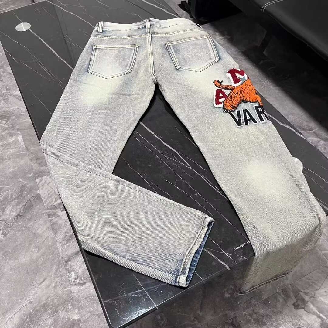 🛒购物价：60💰[原版牛仔裤,原标吊牌独家工作室新款]春秋新款牛仔裤.原厂原布原洗水！进口原版水洗弹力面料进口原版水洗弹力水洗面料，弱饱和度的中灰色在炒砂洗水测试中特别难把握，复杂的手工艺叠加，任何一个洗水环节多停留几秒都会变成完全不一样的颜色效果，所以越加珍贵，特别持久、耐味…… 选用上乘的丹宁弹力质感，真皮皮牌、高定的金属辅料……打造出独特及原创的牛仔裤款型！ 后袋三角经典logo，原版五金辅料，版型超正，舒适透气，档次极高，专柜品质，上身帅气.................................................................尺码： 28-36
