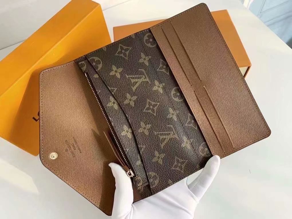 P125Josephine 钱夹以路易威登的首款钱夹为设计灵感，采用柔软的 Monogram 帆布制成，并衬以颜色鲜艳的内衬，令品牌经典设计流露别样俏丽时尚之美。 长而扁平的造型使其可以轻松地放入任何口袋或手袋中。型号：M60708   尺寸：19/10.