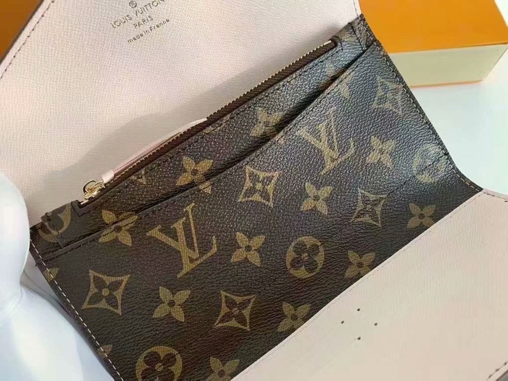 P125Josephine 钱夹以路易威登的首款钱夹为设计灵感，采用柔软的 Monogram 帆布制成，并衬以颜色鲜艳的内衬，令品牌经典设计流露别样俏丽时尚之美。 长而扁平的造型使其可以轻松地放入任何口袋或手袋中。型号：M60708   尺寸：19/10.