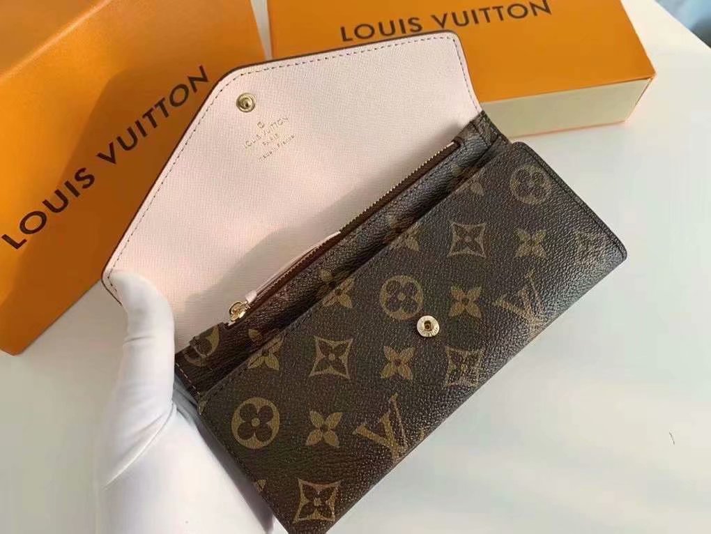 P125Josephine 钱夹以路易威登的首款钱夹为设计灵感，采用柔软的 Monogram 帆布制成，并衬以颜色鲜艳的内衬，令品牌经典设计流露别样俏丽时尚之美。 长而扁平的造型使其可以轻松地放入任何口袋或手袋中。型号：M60708   尺寸：19/10.