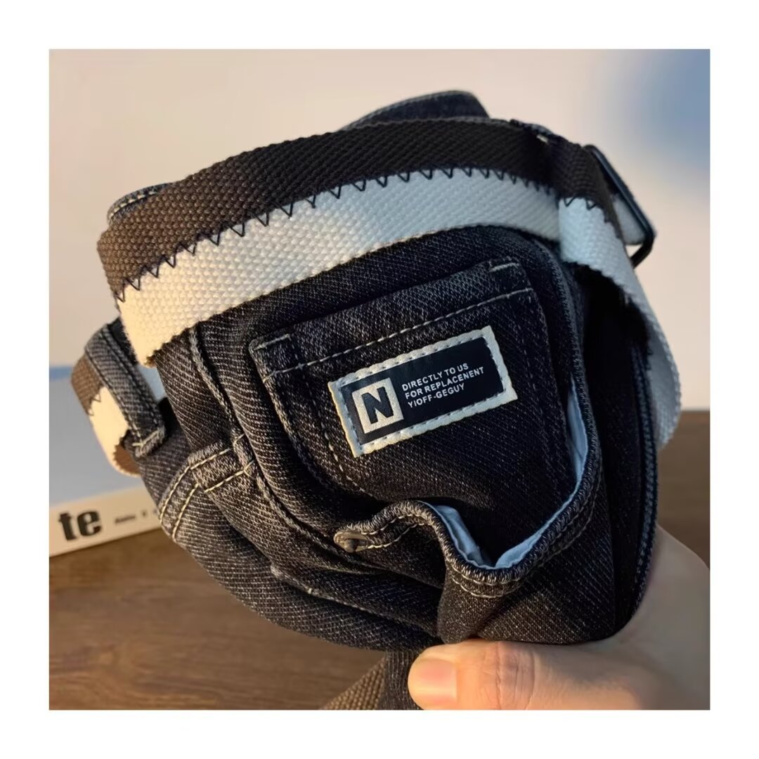 🛒购物价：60💰[原版牛仔裤,原标吊牌独家工作室新款]春秋新款牛仔裤.原厂原布原洗水！进口原版水洗弹力面料进口原版水洗弹力水洗面料，弱饱和度的中灰色在炒砂洗水测试中特别难把握，复杂的手工艺叠加，任何一个洗水环节多停留几秒都会变成完全不一样的颜色效果，所以越加珍贵，特别持久、耐味…… 选用上乘的丹宁弹力质感，真皮皮牌、高定的金属辅料……打造出独特及原创的牛仔裤款型！ 后袋三角经典logo，原版五金辅料，版型超正，舒适透气，档次极高，专柜品质，上身帅气.................................................................尺码： 28-36