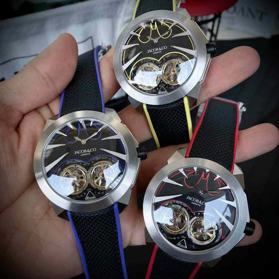 2025款Jacob & Co.杰克宝 捷克豹Gotham City哥谭市Batman蝙蝠侠主题腕表,蝙蝠侠黑暗骑士崛起。桑巴舞者内马尔同款
Jacob&Co从Bruce Wayne和Dark Knight本人那里汲取灵感,使用这两个角色的属性。漆黑哥谭市夜晚,蝙蝠侠驾驶灵魂战车,打击犯罪,伸张正义。表冠以战车轮胎形状打造,表底露出一座蝙蝠形状的玫瑰金大桥。Automatic进口双陀飞轮全自动机械直径44mm厚度13mm 魅力Max上市!