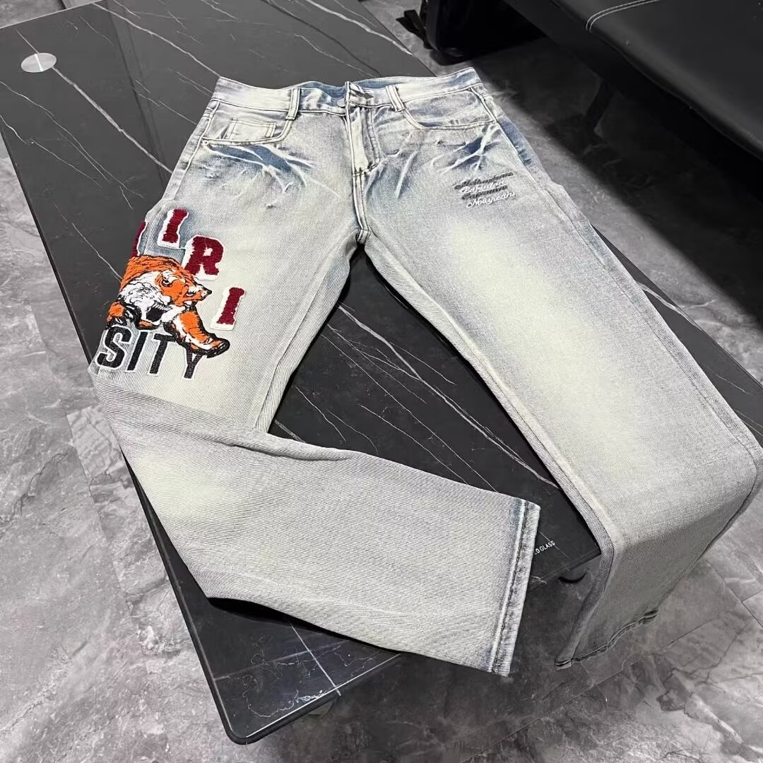 🛒购物价：60💰[原版牛仔裤,原标吊牌独家工作室新款]春秋新款牛仔裤.原厂原布原洗水！进口原版水洗弹力面料进口原版水洗弹力水洗面料，弱饱和度的中灰色在炒砂洗水测试中特别难把握，复杂的手工艺叠加，任何一个洗水环节多停留几秒都会变成完全不一样的颜色效果，所以越加珍贵，特别持久、耐味…… 选用上乘的丹宁弹力质感，真皮皮牌、高定的金属辅料……打造出独特及原创的牛仔裤款型！ 后袋三角经典logo，原版五金辅料，版型超正，舒适透气，档次极高，专柜品质，上身帅气.................................................................尺码： 28-36