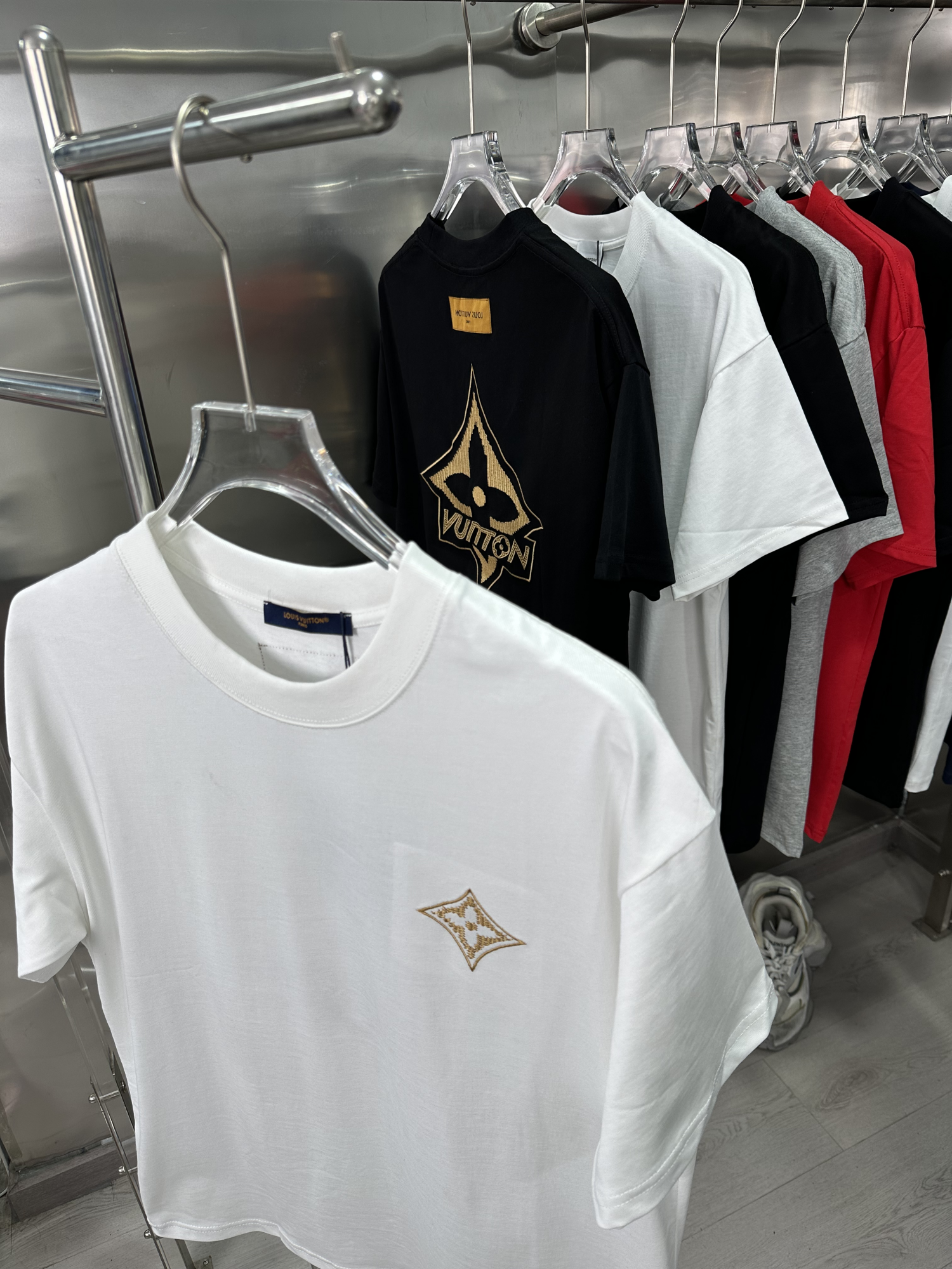 P73 lv Louis Vuitton 26S Tela de nuevo estilo 270 g Algodón de doble hilo Oro Letra especial Logotipo Proceso de bordad…