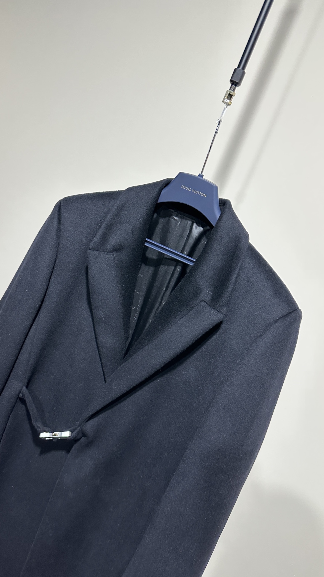 ALYX 9SM Wool Overcoat: Oversized Fit, Premium Materials, and Custom Hardware 4 i1700105912 1048 2
