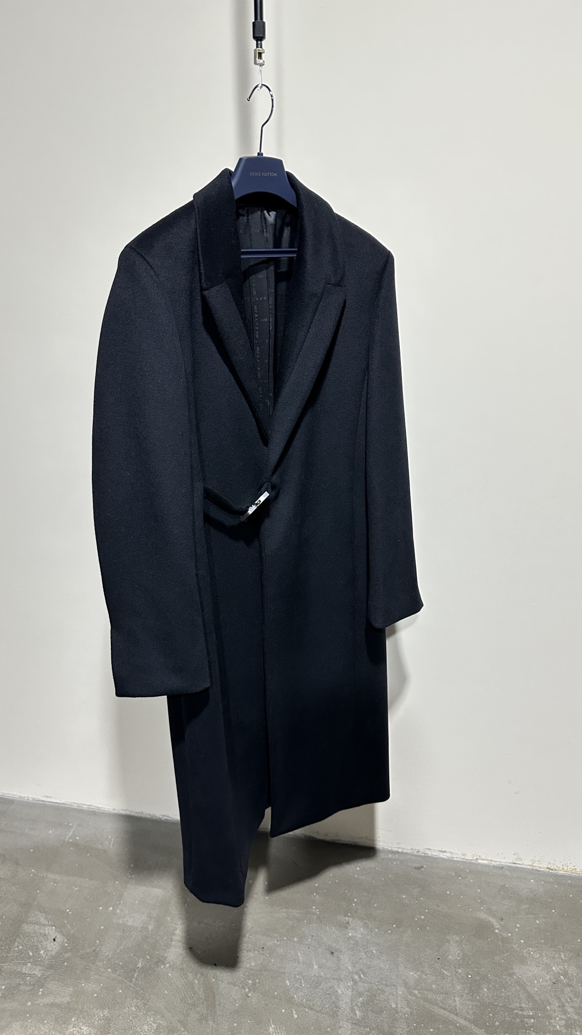 ALYX 9SM Wool Overcoat: Oversized Fit, Premium Materials, and Custom Hardware 2 i1700105912 1294 0
