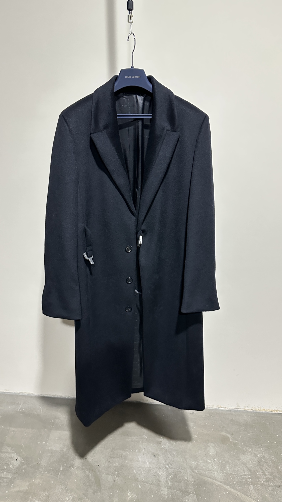 ALYX 9SM Wool Overcoat: Oversized Fit, Premium Materials, and Custom Hardware 3 i1700105912 5854 1