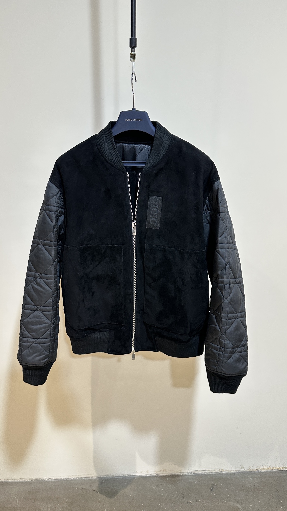 NO:573246,DIOR's new popular leather jacket is another classic style!  Large orders from foreign customers!  Imported goat suede leather for customers, very good texture, not easy to wrinkle, straight and high-end. The sleeves are filled with cotton!  Baseball uniforms are designed to fit your body shape!  M-3xl,,dior,jackets & coats,alexander wang19860909DIOR 新品 爆款皮夹克 又一经典款上新！国外客户大量订单！客供进口山羊反绒皮,质感非常好,不易皱,笔挺高级.袖子填充棉！棒球服版型不挑身材！ M-3xl,,dior,jackets & coats,alexander wang,Men's clothing