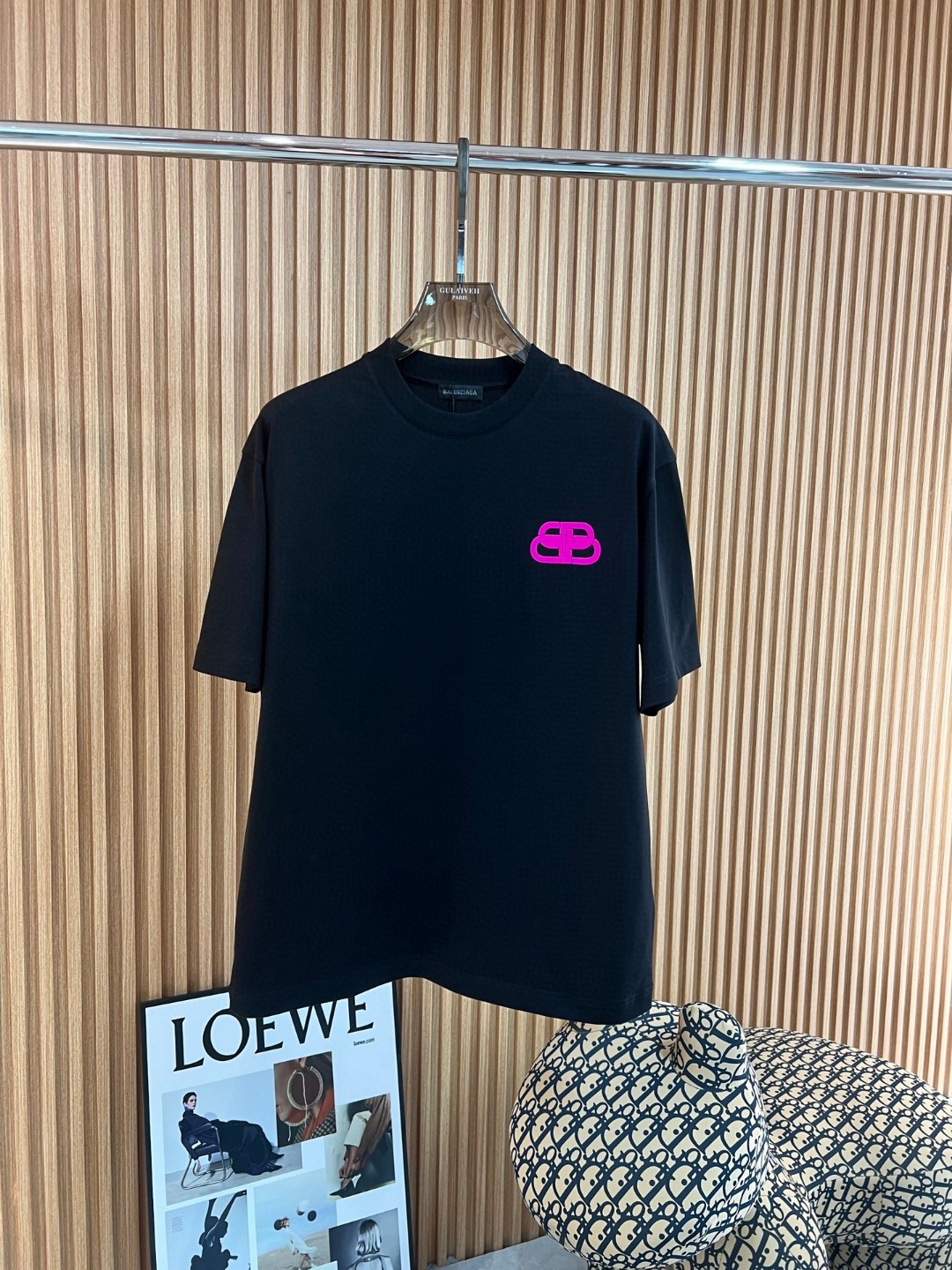 NO:123849,Balenciaga 2025 spring and summer new first-time counter latest short-sleeved round-neck T-shirt, high-end customization, avant-garde and fashionable design!  Brand logo emphasizes craftsmanship printing design, high-end customized mercerated cloud cotton fabric. It feels soft and comfortable to wear. The counter-level exquisite car line is fine. The upper body effect is invincible and handsome!  A must-have item for handsome men!  Color black white Number M-3XL, balenciaga, T-shirt,tees, t-shirt,alexander wang19860909巴黎世家 2025春夏新款首发专柜最新款短袖圆领T恤 高端订制 设计前卫时尚！品牌logo重工艺印花设计 高端定制丝光云朵棉面料.手感柔软.穿着舒适.专柜级别精致车线.做工精细.上身效果无敌帅气！型男必备单品！ 颜色黑色 白色 码数M-3XL,,balenciaga,T-shirt,tees，t-shirt,alexander wang,Men's clothing