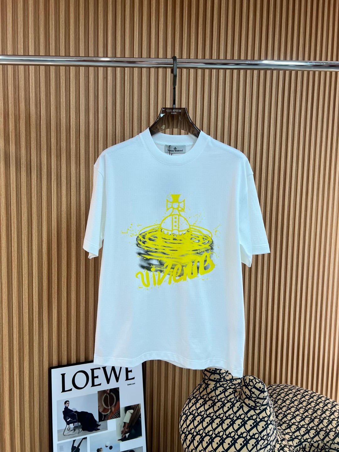 NO:123852,The Queen Mother of the Cialis 2025 spring and summer new style first-time counter latest short-sleeved round-neck T-shirt, high-end customization, avant-garde and fashionable design!  Brand logo emphasizes craftsmanship printing design, high-end customized mercerated cloud cotton fabric. It feels soft and comfortable to wear. The counter-level exquisite car line is fine. The upper body effect is invincible and handsome!  A must-have item for handsome men!  Color black white Number M-3XL, T-shirt,tees,t-shirt,alexander wang19860909西太后 2025春夏新款首发专柜最新款短袖圆领T恤 高端订制 设计前卫时尚！品牌logo重工艺印花设计 高端定制丝光云朵棉面料.手感柔软.穿着舒适.专柜级别精致车线.做工精细.上身效果无敌帅气！型男必备单品！ 颜色黑色 白色 码数M-3XL,,T-shirt,tees，t-shirt,alexander wang,Men's clothing